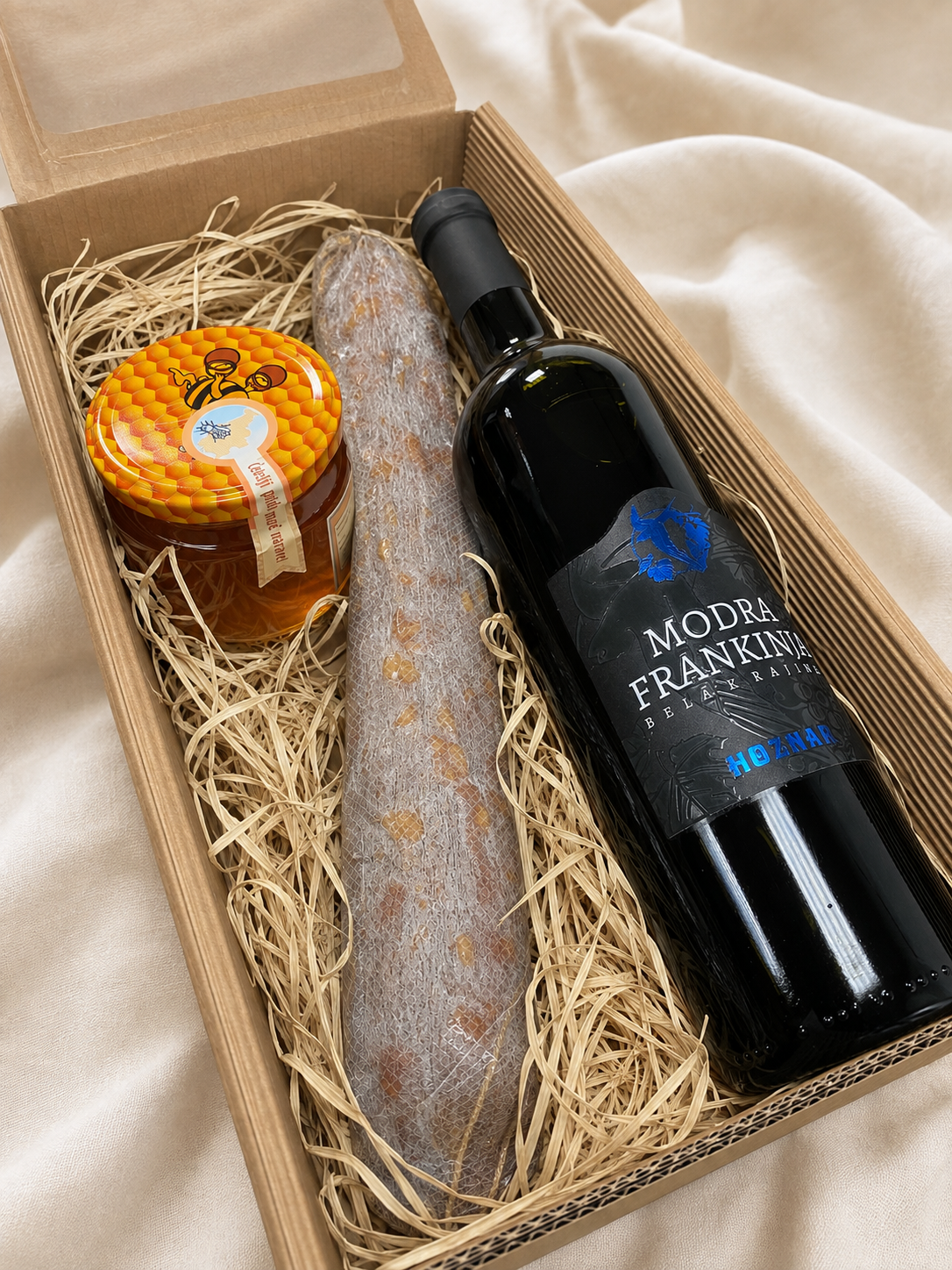 Darilni paket Vina Hoznar z buteljko, medom in salamo